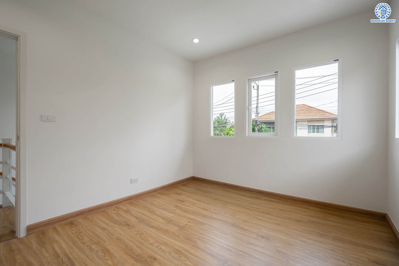 บ้านมือสองตกแต่งใหม่ ม.พฤกษาวิลเลจ11 ท่าอิฐ เนื้อที่ 52.5 ตร.ว. ฟังก์ชันพร้อม 3 ห้องนอน 2 ห้องน้ำ 1 ห้องอเนกประสงค์ จอดรถได้ 1 คัน บนทำเลศักยภาพ เข้า-ออกได้ทั้ง ถนนรัตนาธิเบศร์ และถนนราชพฤกษ์ ใกล้รถไฟฟ้าสายสีม่วง "สถานีบางรักน้อยท่าอิฐ"